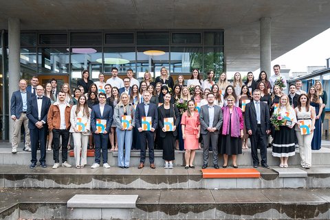 Gruppe von Personen in festlicher Kleidung: Absolventinnen und Absolventen mit Professorinnen und Professoren der BELS (öffnet Vergrößerung des Bildes)