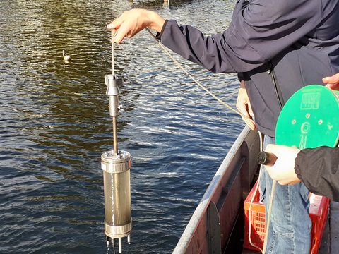 Probenahme am See mit dem Ruttnerschöpfer