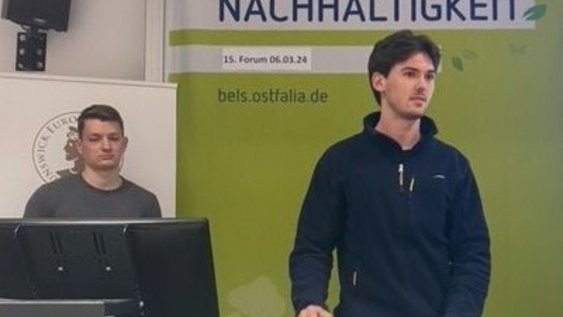 Peter Paas (links) und Thomas Nass (rechts) stehen am Rednerpult und halten ihren Vortrag beim Forum Nachhaltigkeit