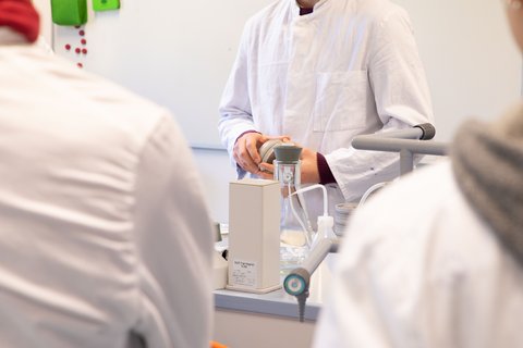 Schüler und Schülerinnen werten die Luftprobe eigenständig aus (öffnet Vergrößerung des Bildes)