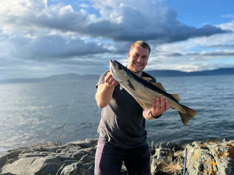 Luis Arnecke hält einen großen Fisch in den Händen