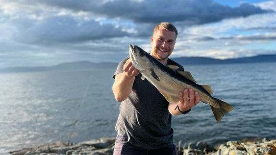 Luis Arnecke hält einen großen Fisch in den Händen