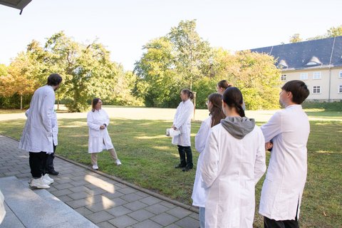 Schüler und Schülerinnen draußen am Exer, um eine Luftprobe zu sammeln (öffnet Vergrößerung des Bildes)