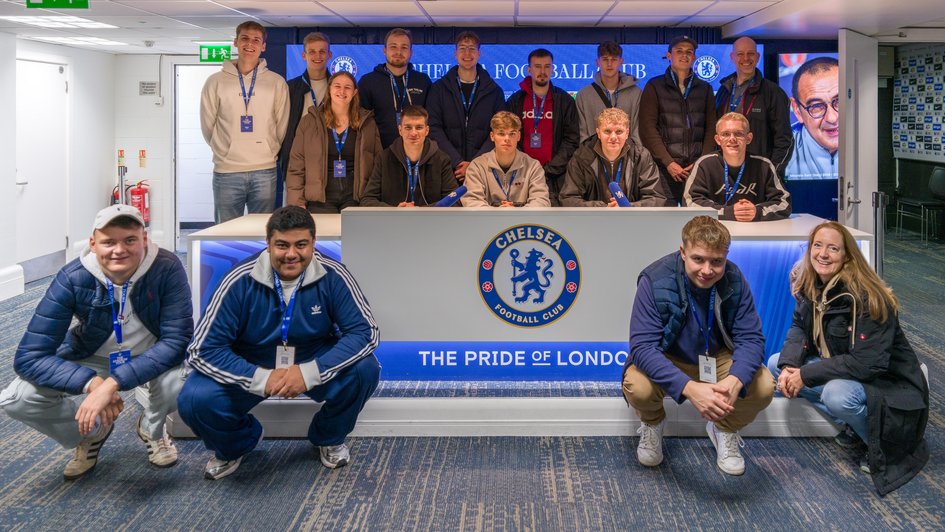 Exkursionsteilnehmende im Innenraum der Stanford Bridge, dem Stadion des FC Chelsea
