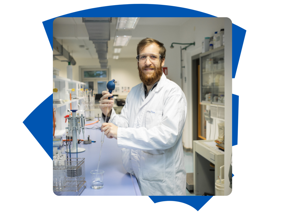 Student Lennart der Fakultät Versorgungstechnik steht im Labor am Campus Wolfenbüttel, hat Laborutensilien in der Hand und schaut in die Kamera.