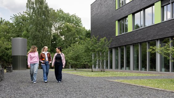 Studierende, die über den Campus gehen