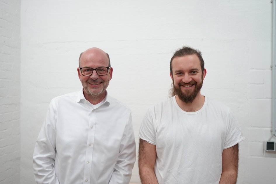 Prof. Dr. Heinz-Dieter Quack (links) begrüßt Lukas Bartenstein, Co-Gründer von Warden Robotics, in seiner neuesten Podcast-Folge von "Einfach Forschung". 