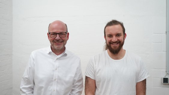 Prof. Dr. Heinz-Dieter Quack (links) begrüßt Lukas Bartenstein, Co-Gründer von Warden Robotics, in seiner neuesten Podcast-Folge von "Einfach Forschung". 