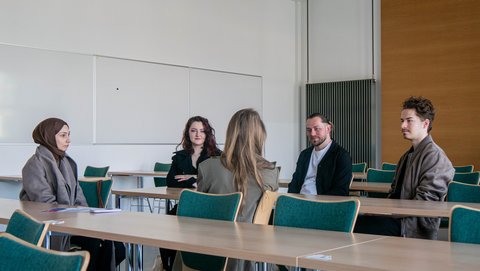 Gesprächrunde mit einigen Personen nach einem Vortrag. 