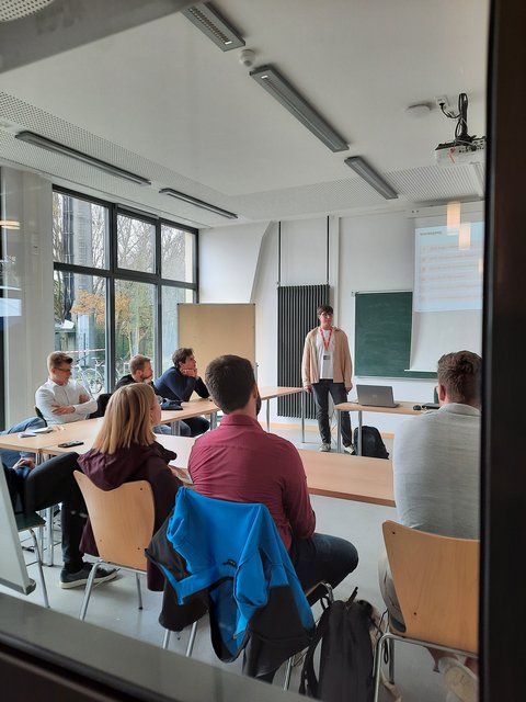 Unternehmensvortrag mit interessieren Zuhörer*innen. 