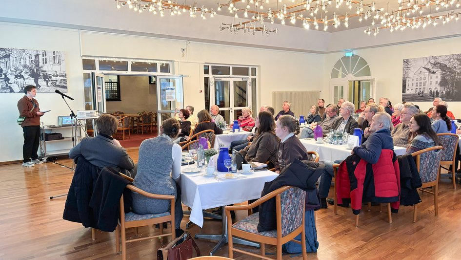 Bürgerversammlung in Helmstedt Brunnental, bei der die Studierenden ihr Projekt vorstellten.