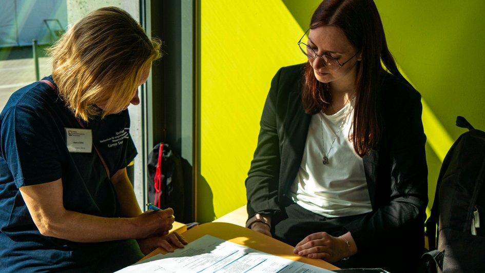Im Beratungsgespräch mit einer Mitarbeiterin des Career Service. 