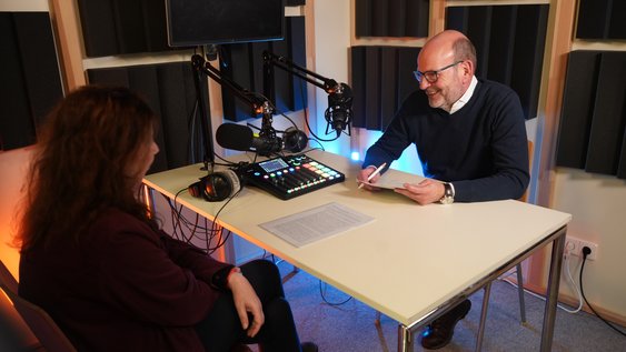 Prof. Dr. Ilona Lubitz und Prof. Dr. Heinz-Dieter Quack im Gespräch über psychologische Kompetenz im Kinderschutz im Ostfalia Podcast