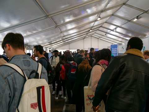 Zahlreiche Messebesucher*innen im Zelt. 