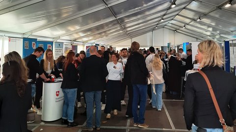 Sehr viele Messebesucher*innen im Messezelt.