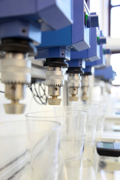 Nahaufnahme Ausstattung des Labors für Wasser- und Abwassertechnik