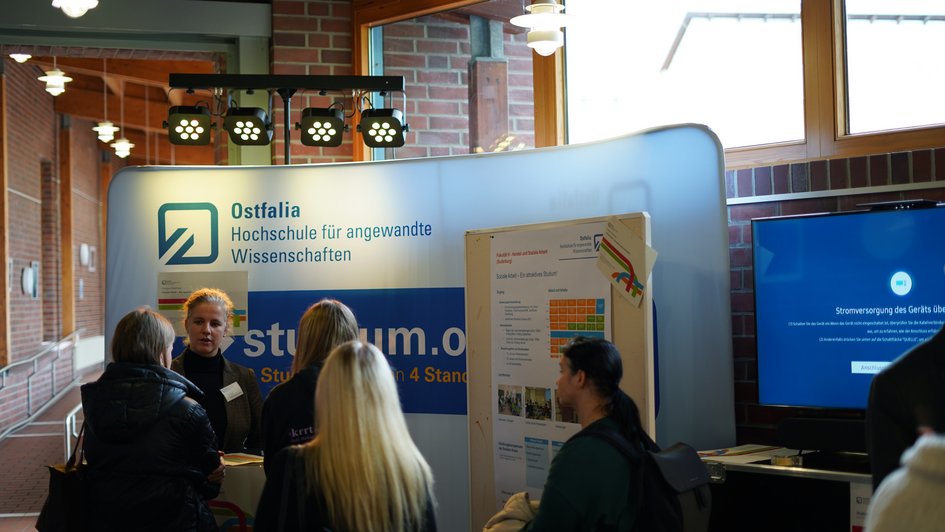 Dr. Annika Gottschling-Lang beim Infostand mit interessierten Schülerinnen und Studiengangsinteressierten der Sozialen Arbeit.