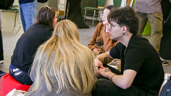 Studierende sitzen auf der Karrieremesse Expect! 2025 zusammen und unterhalten sich über ihren Messebesuch.