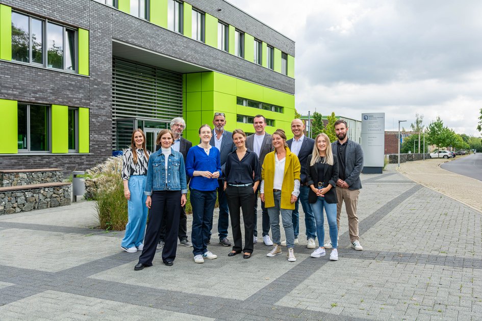 Mitarbeiter*innen vor dem C-Gebäude der Ostfalia Hochschule 