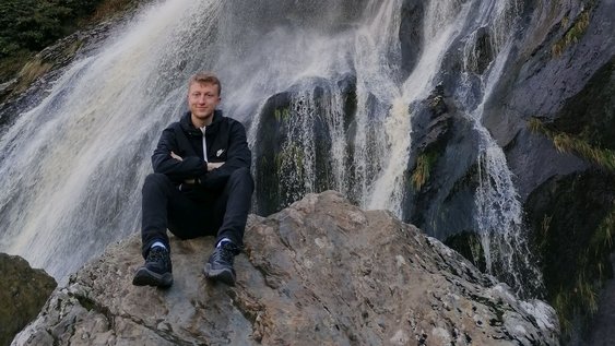 Niko vor einem Wasserfall in Irland.