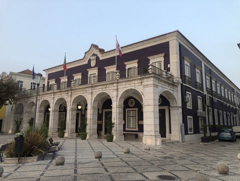 Ein steinerner Platz mit einem Universitätsgebäude (öffnet Vergrößerung des Bildes)