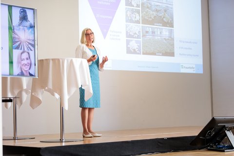 Prof. Dr. rer. nat. Elke Wilharm präsentiert Forschungsprojekt Cell2Cell (öffnet Vergrößerung des Bildes)