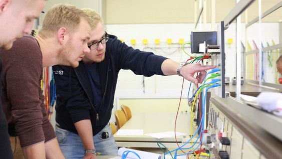 Studierende im Labor des Institut für energieoptimierte Systeme