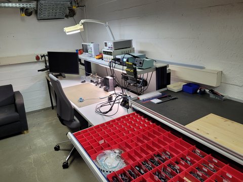 Elektronik Arbeitsplatz mit Bauteilschrank (öffnet Vergrößerung des Bildes)