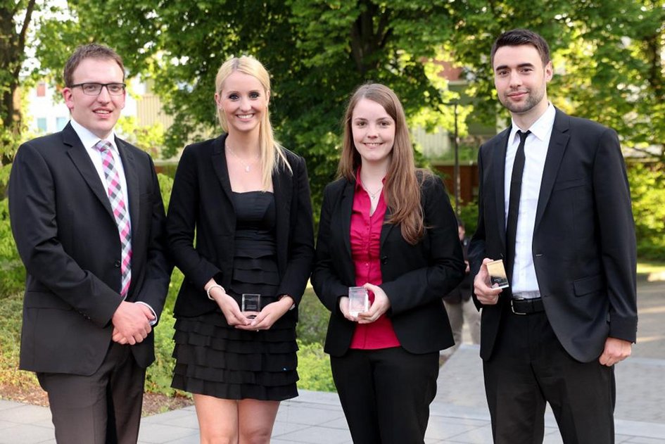 Die Preisträgerinnen und Preisträger präsentieren ihre Auszeichnungen.