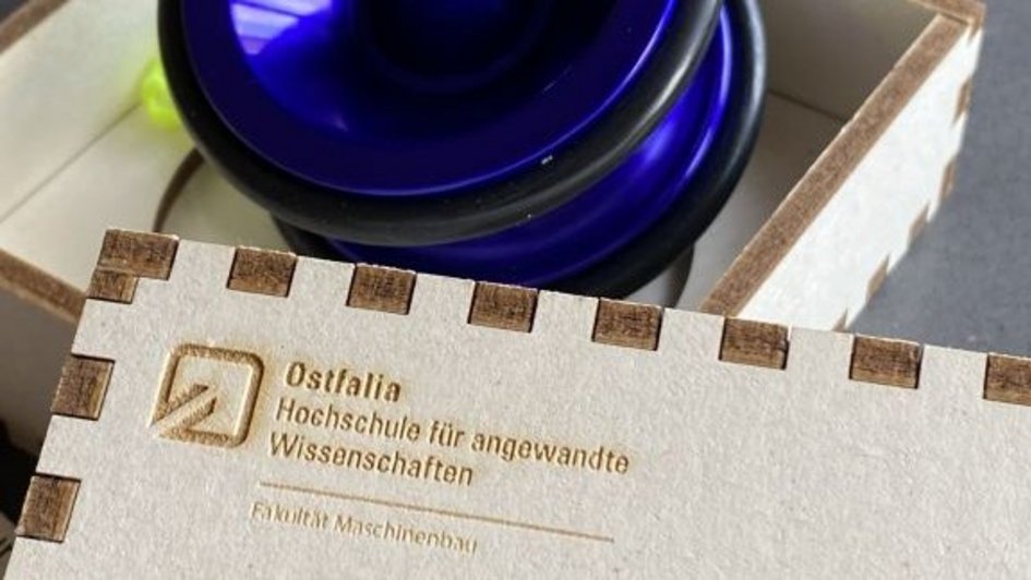 Zu sehen ist ein Yo-Yo in einer Holzschachtel. (öffnet Vergrößerung des Bildes)