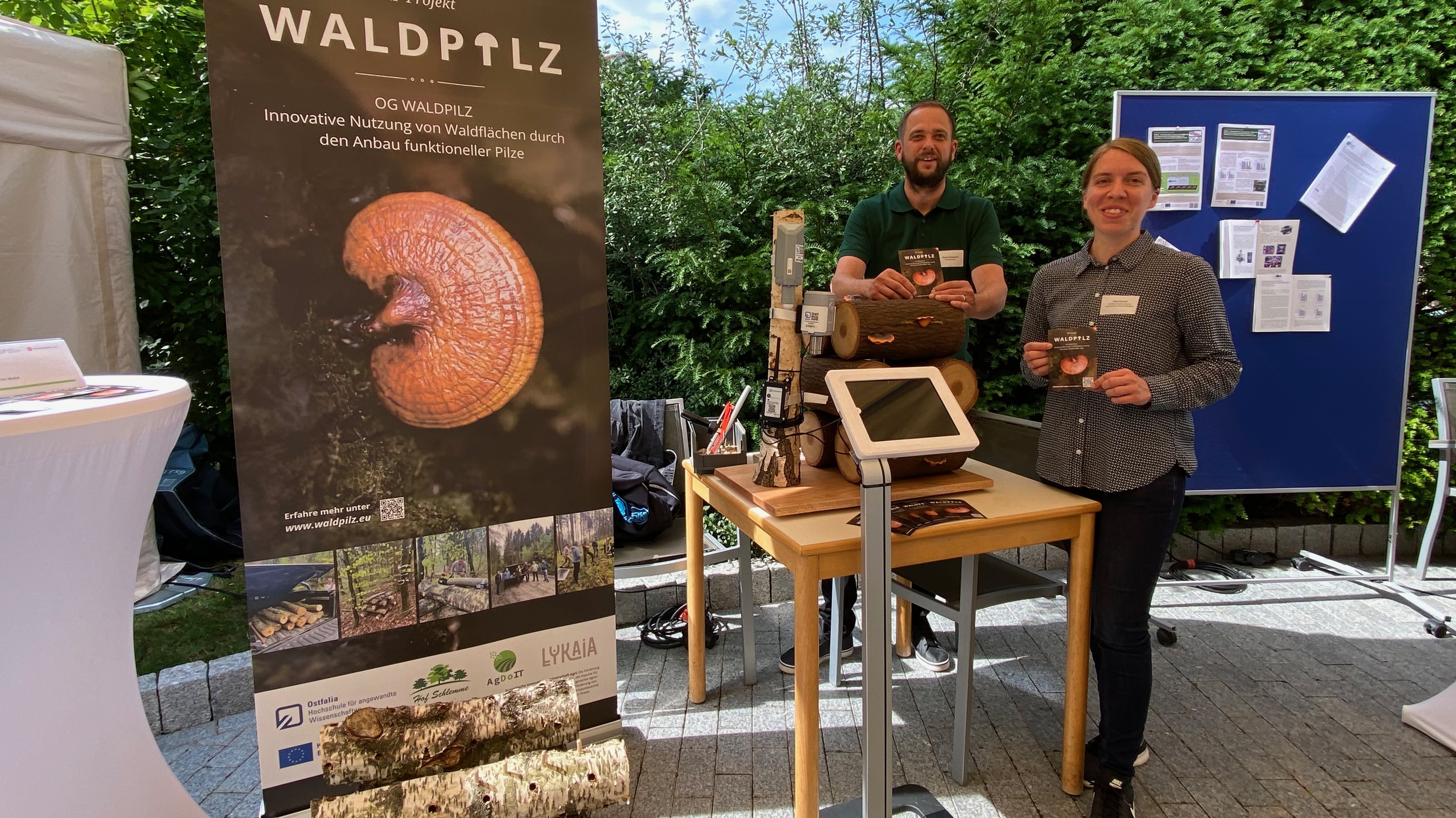 Aufbau des Info-Stands beim EiP Sommerfest am 11.06.25 in Hannover mit den Projektbeteiligten Henrik Schlemme (Hof Schlemme) und Anja Krauth (Ostfalia Wolfenbüttel).