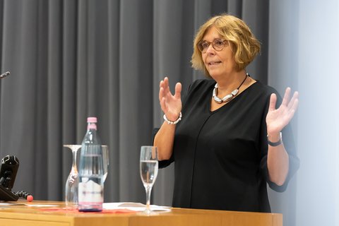 Prof Dr Sandra Müller during her opening speech on the connection between social work and artificial intelligence (opens enlarged image)