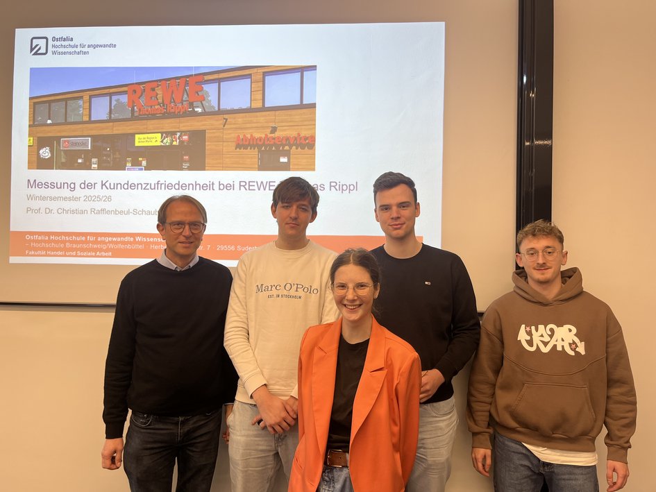 Prof. Dr. Rafflenbeul-Schaub (links im Bild) mit Studierenden des Wahlpflichtfachs bei der Ergebnispräsentation. Foto: Ostfalia/Kruckenberg