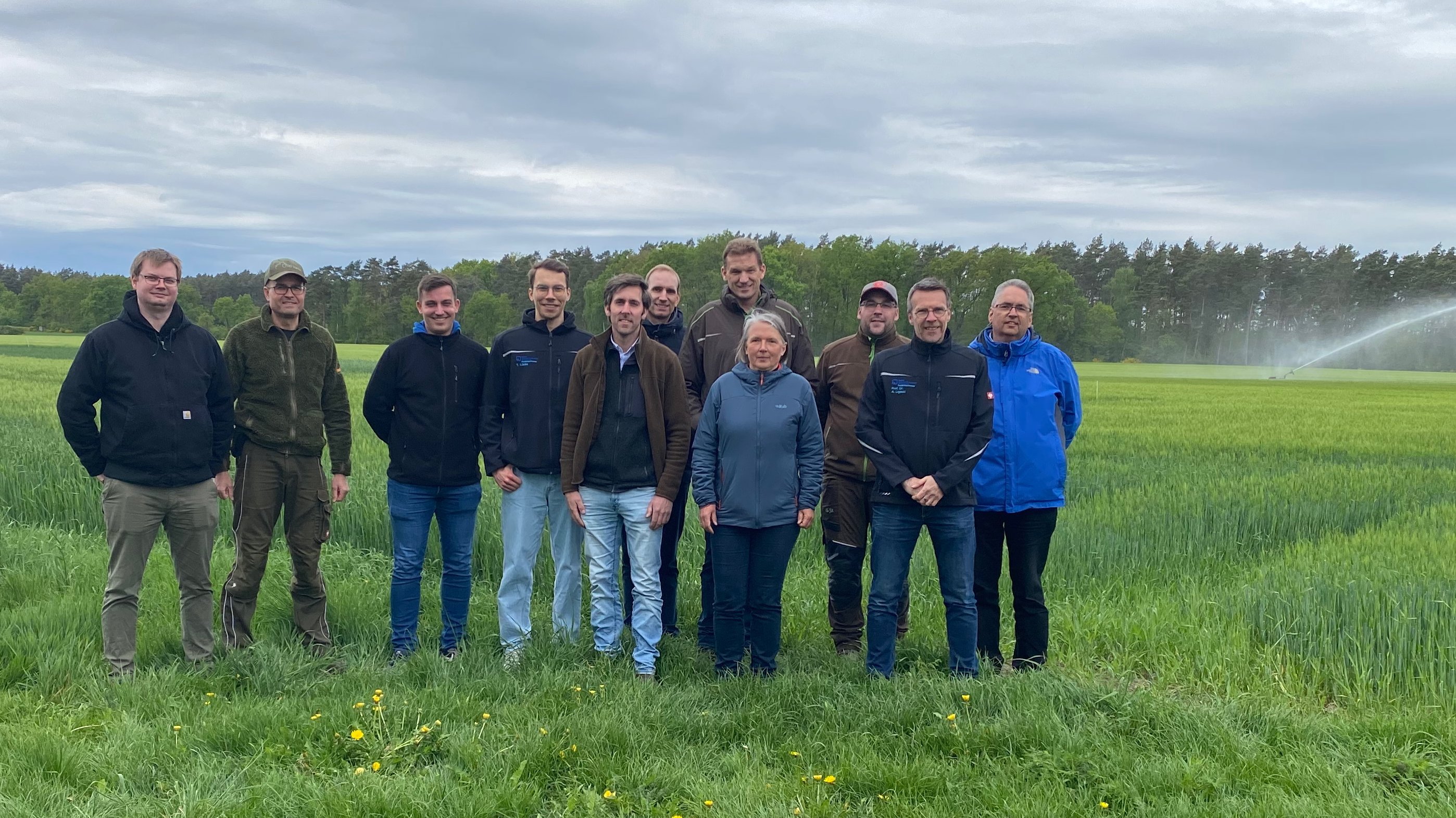 Foto der Mitarbeitenden im Projektkonsortium beim Projekttreffen in Suderburg mit anschließender Besichtigung der AGRAVIS Future Farm.