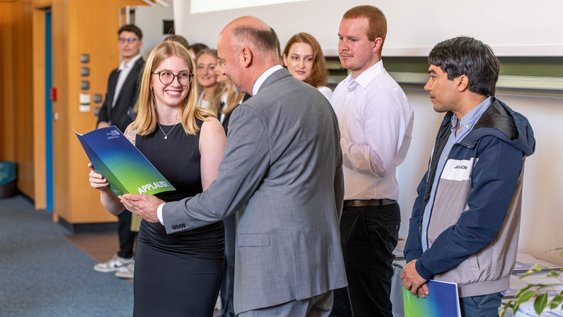 Presentation of degree certificates at the Salzgitter campus of Ostfalia University.