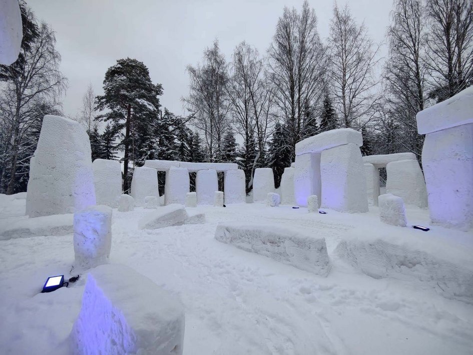 Ein Bild aus dem Botanischen-Schmetterlingsgarten in Joensuu in welchem "Snowhenge" ein Nachbau von Stonehenge aus Schnee gebaut wurde