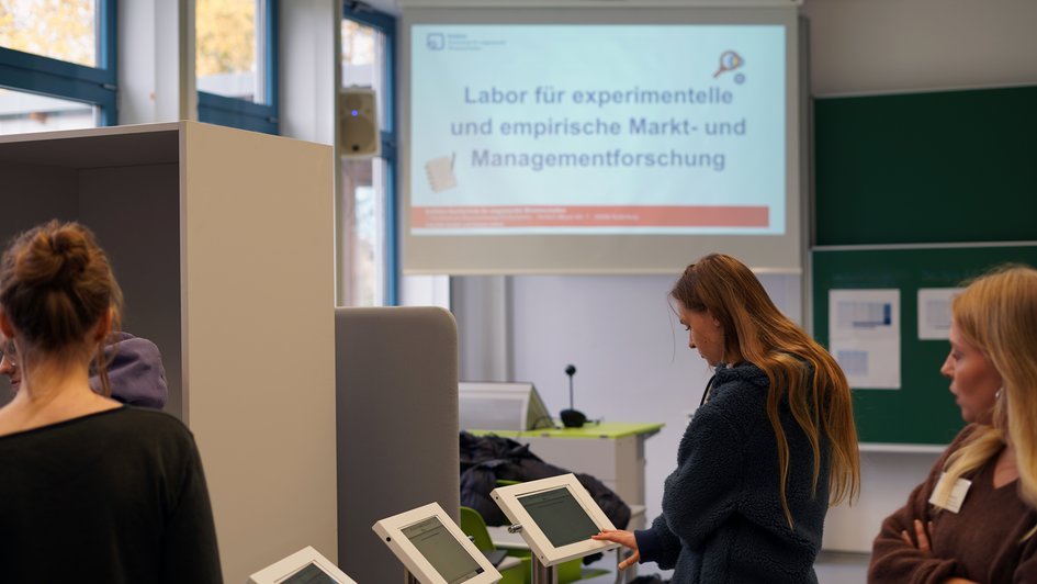 Schülerinnen und Schüler im Labor für experimentelle und empirische Markt- und Managementforschung; angeleitet von Lea Kruckenberg. Foto: Ostfalia/Ruhm