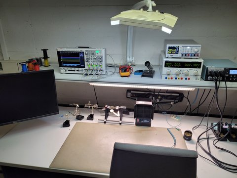 Elektronik Arbeitsplatz (Löten, Messen, Inbetriebnehmen, Fehlersuche) (öffnet Vergrößerung des Bildes)