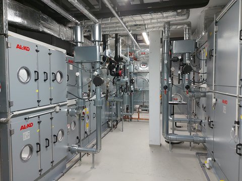 Zwei raumlufttechnische Anlagen in der Technikzentrale des Klimalabors.