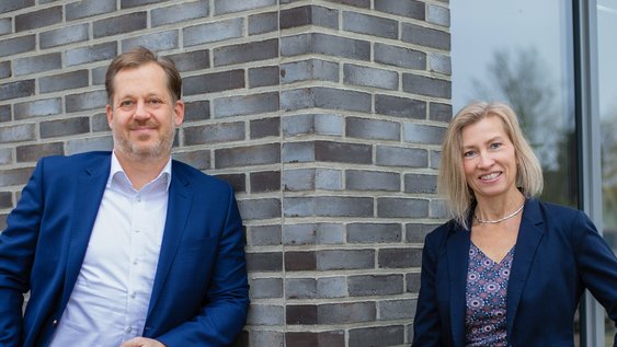 Gemeinsames Bild von Dekan Prof. Dr.-Ing. Jens Wagner und Studiendekanin Prof. Dr. rer. nat. Elke Wilharm