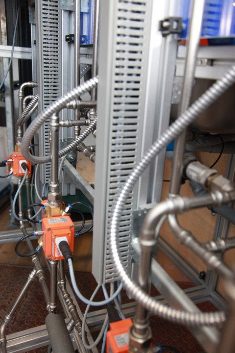 Nahaufnahme Ausstattung des Labors für Sanitärtechnik