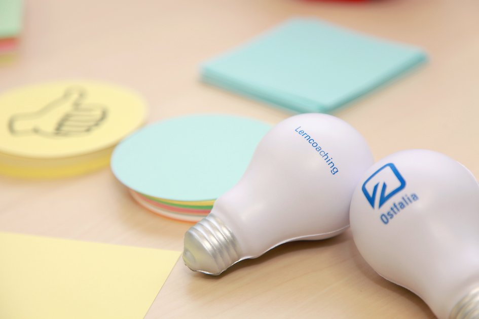 Glühbirnen und Karteikarten auf dem Tisch