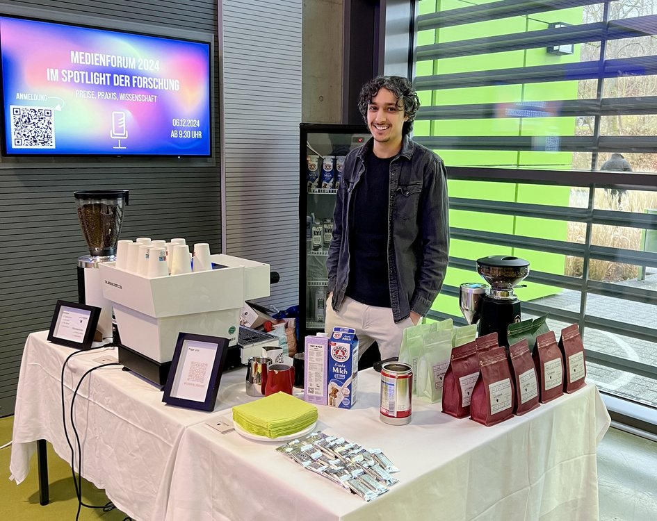 Der Barista Dvir beim Medienforum 2024.