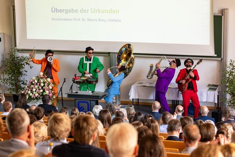 Abschlussfeier 2025 an der Ostfalia am Campus Salzgitter (öffnet Vergrößerung des Bildes)
