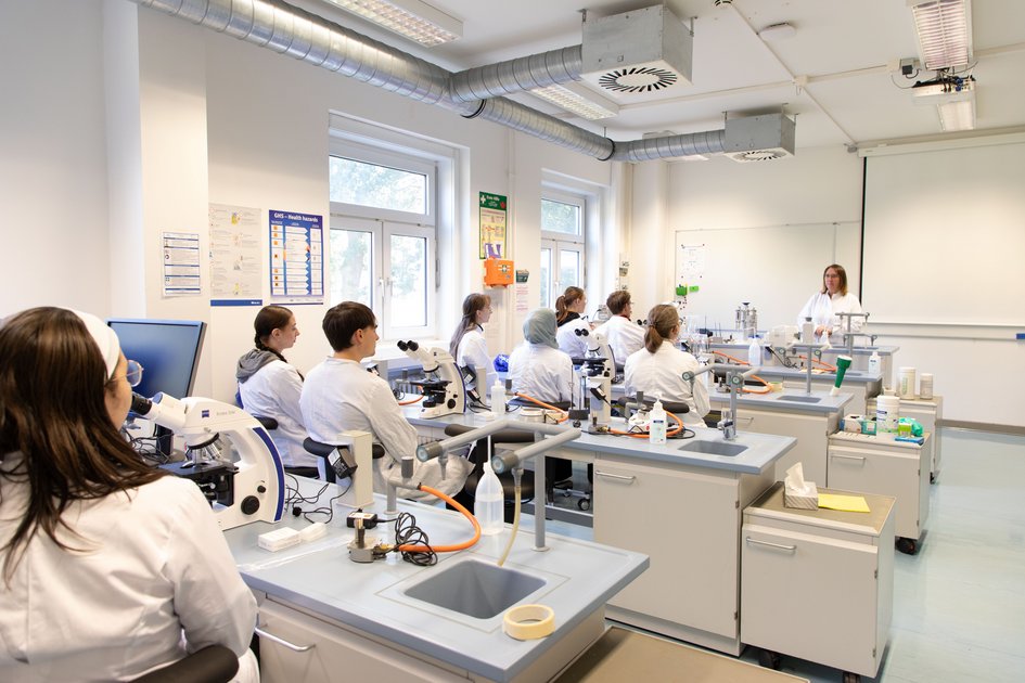 Schüler und Schülerinnen im Labor der Fakultät Versorgungstechnik (öffnet Vergrößerung des Bildes)