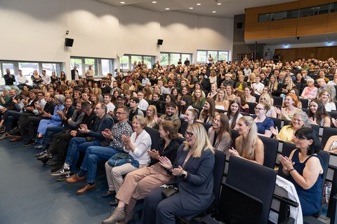 A diagonal view into the hall full of people. (opens enlarged image)