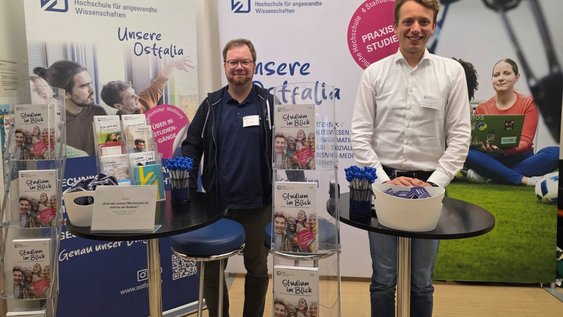 Messestand der Zentralen Studienberatung der Ostfalia Hochschule
