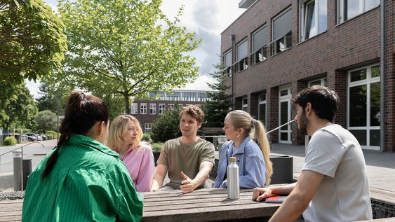 Studierende besprechen sich auf unserer Terasse