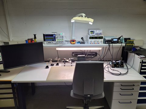Elektronik Arbeitsplatz (Löten, Messen, Inbetriebnehmen, Fehlersuche) (öffnet Vergrößerung des Bildes)