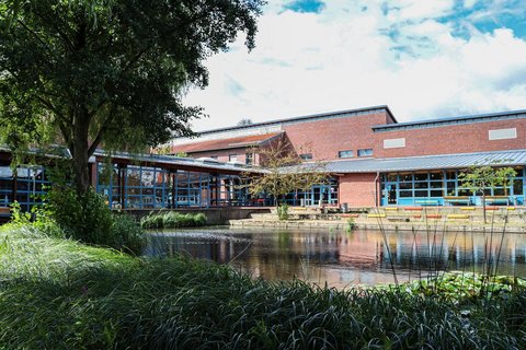 Der Hochschulstandort Suderburg befindet sich im Herzen der Lüneburger Heide in Niedersachsen. 